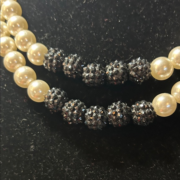 Elegant Pearl and Black Beaded Necklace - Picture 3 of 5